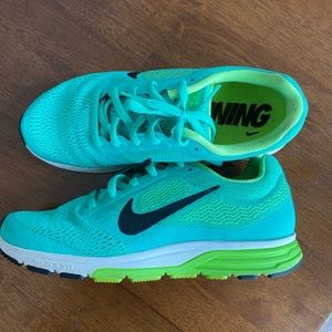 nike women’s tennis shoes